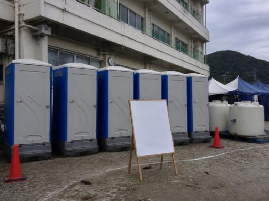 避難所の校庭に並ぶ仮設トイレ（イメージ）